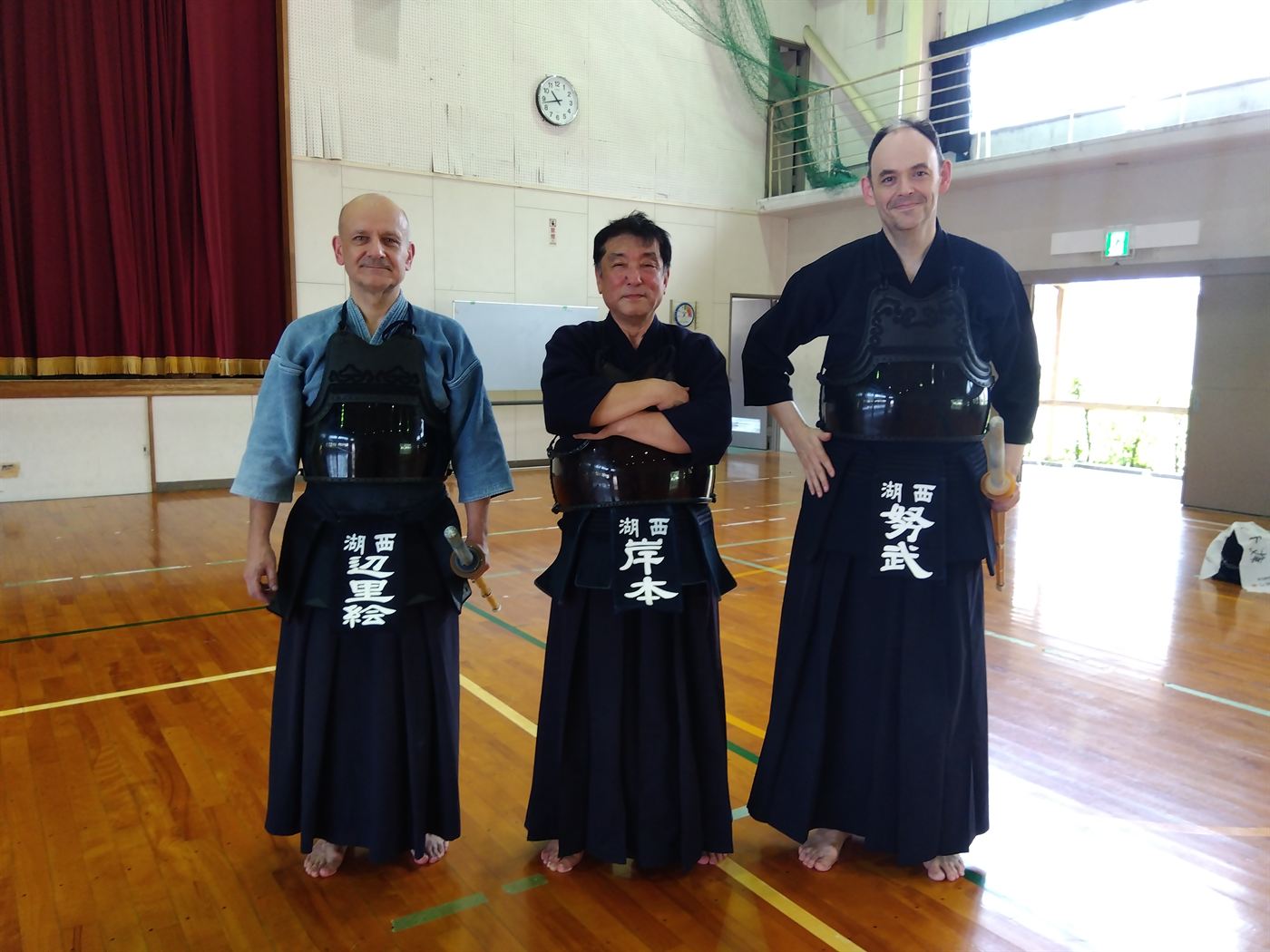 Naoyuki Kishimoto (centre) with two international members of Kosei Kendo Club, in kendo armour